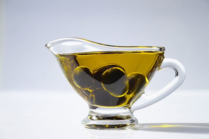 그릇에-담긴-올리브-오일