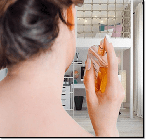 향수 뿌리는 여자