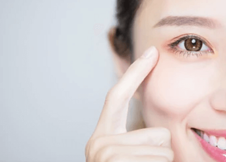 손가락으로-눈을-가르키는-여자