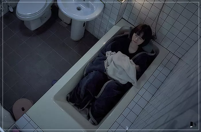 영화-잠-화장실에서-아이와-잠자리에-드는-수진