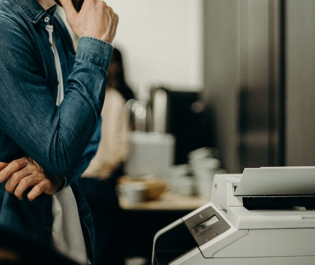 프린터-앞에-서-있는-남자