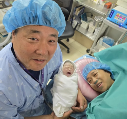 양준혁이 딸을 품에 안고 기뻐하고 있다. [사진=양준혁 인스타그램 ]