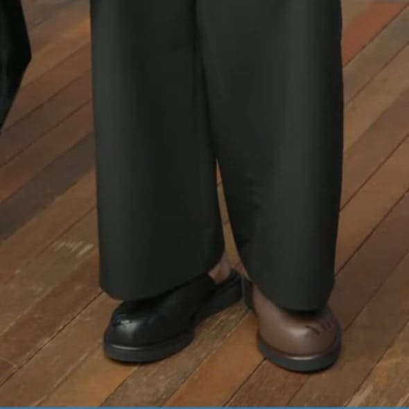 구두 모양 슬리퍼 모델 블랙, 베이지 착화 샷_2