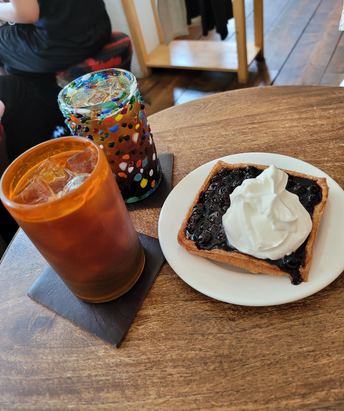 커피와 블루베리 갈레트