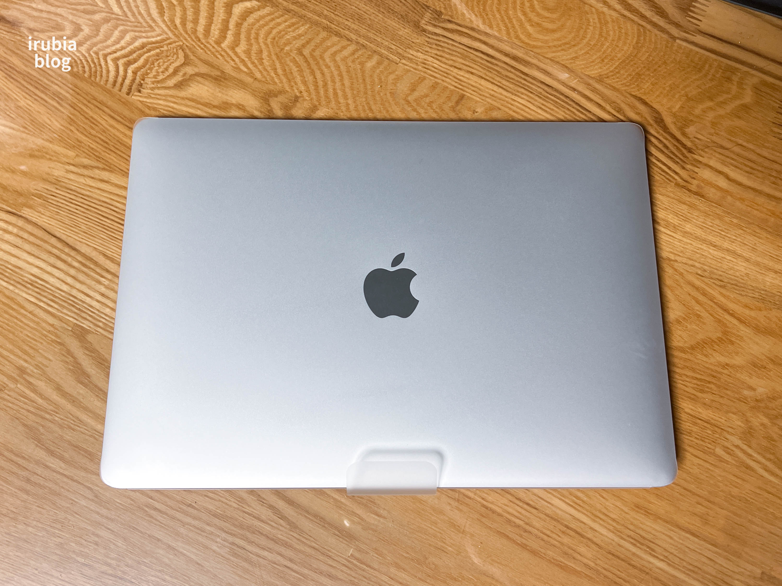 알루미늄 마감의 고올져스한 맥북 에어이다.