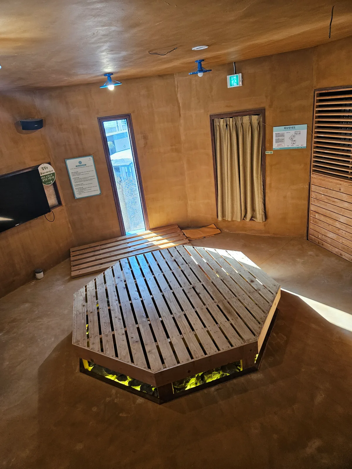 팔각형-마루가-있는-찜질방-내부의-모습