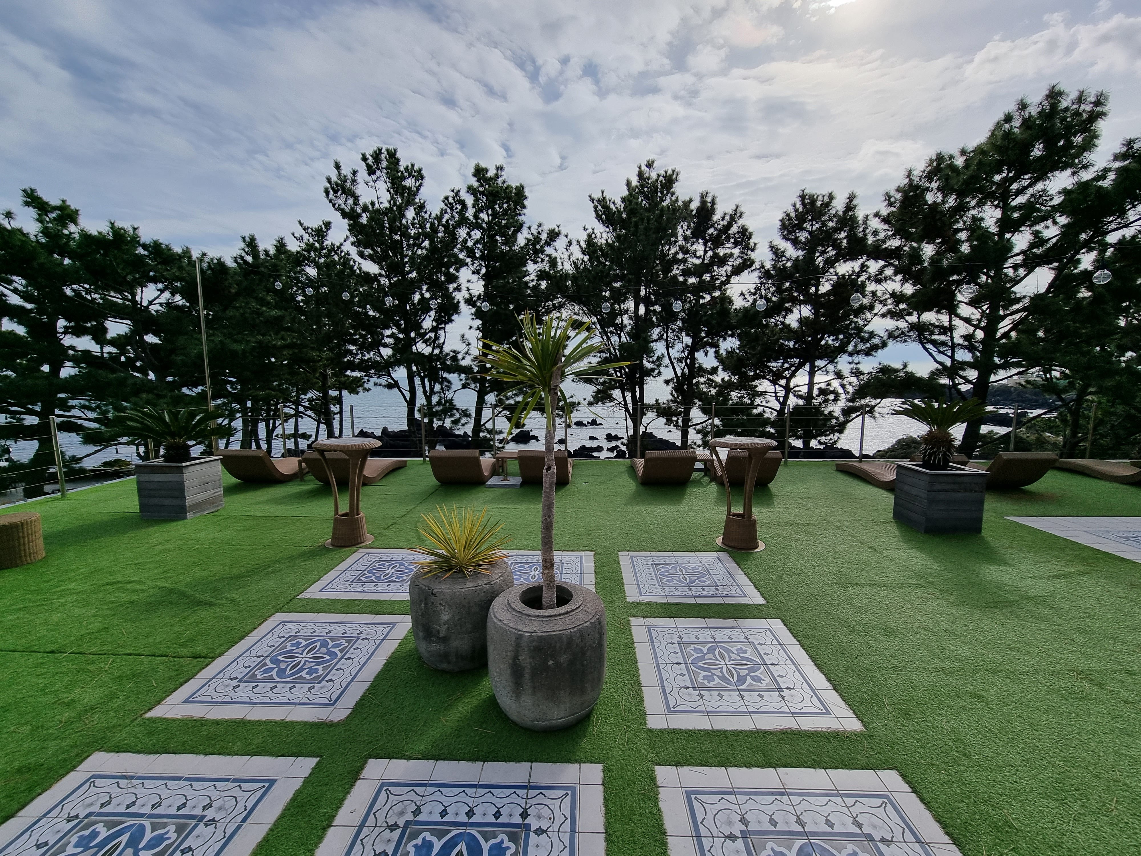 루프탑 라운지 공간과 탁 트인 바다 전망