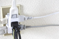 과도한 멀티탭을 하고 있는 사진