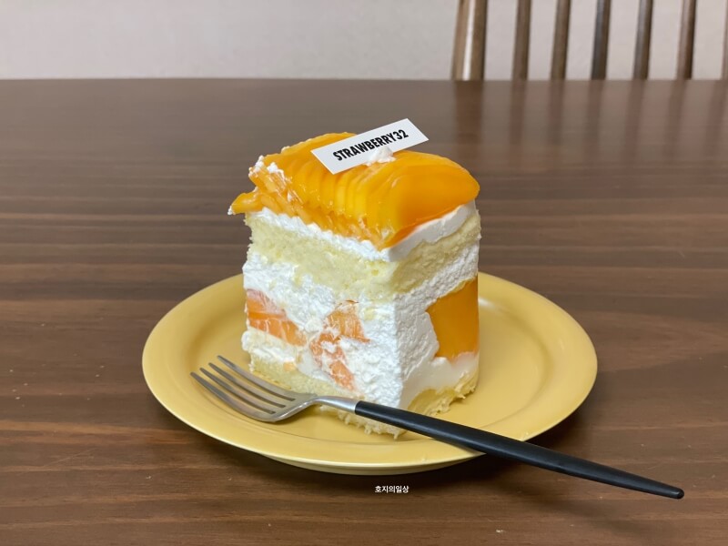 스트로베리32 연남동 망고 케이크 맛집 - 한 조각