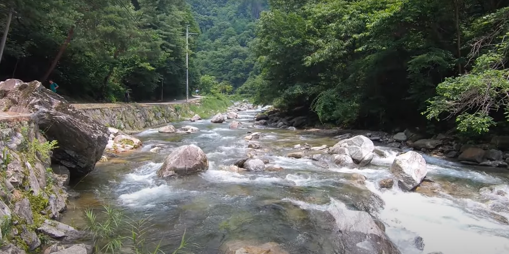 용추계곡: 웅장한 폭포와 깊은 연못의 매력