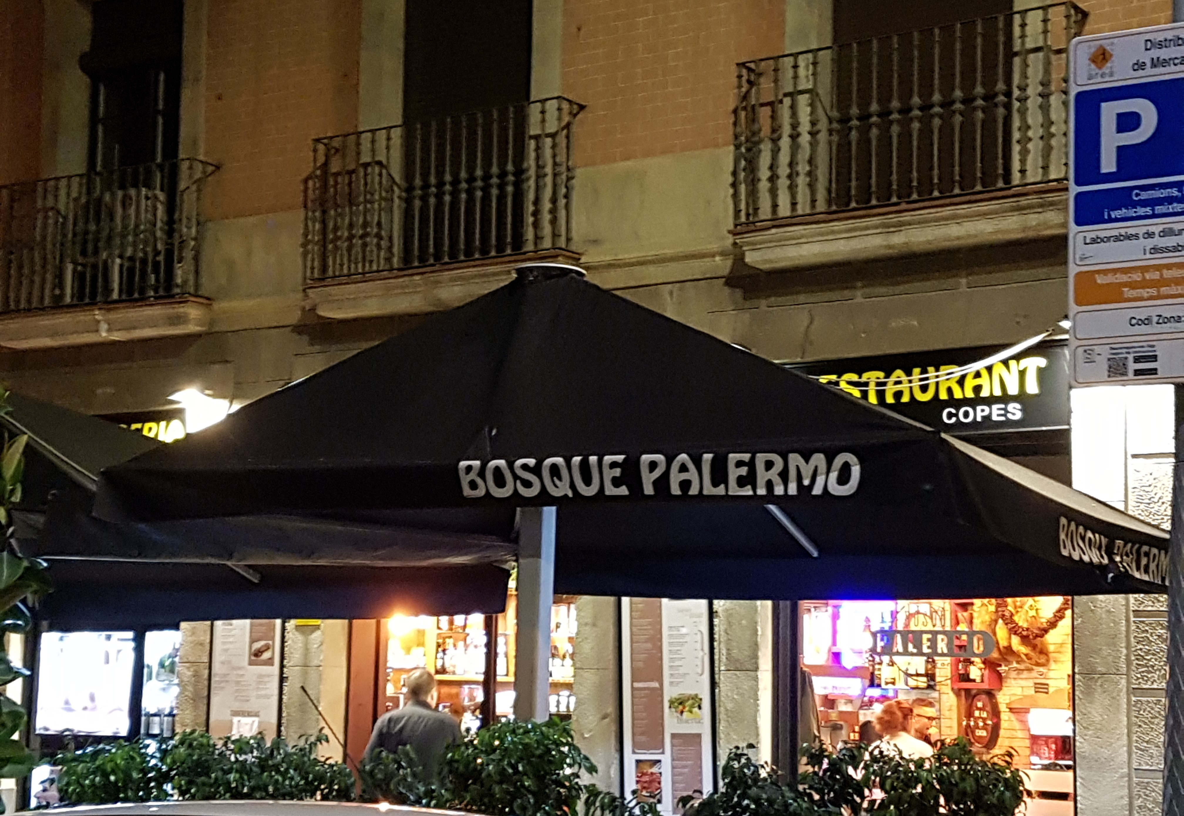 스페인 바르셀로나에 위치한 인기 레스토랑 Bosque Palermo(보스케 팔레르모의 야외 테라스