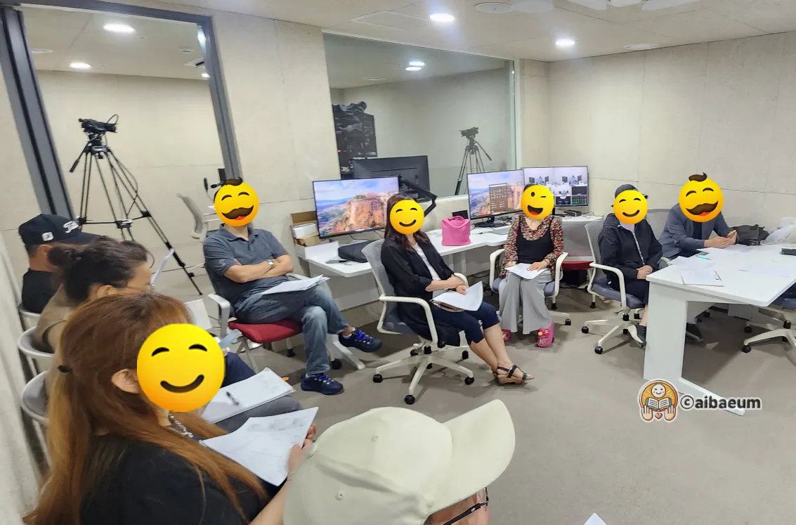 1_사람들이-미디어-교육을-받고-있다