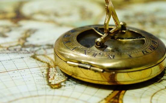 밤하늘의 북극성을 찾아 북쪽 방향을 확인하는 방법