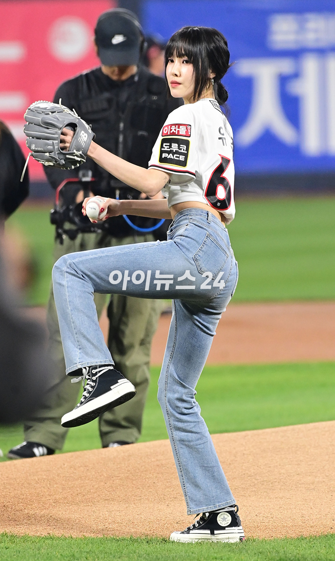 31일 오후 경기도 수원 KT위즈파크에서 '2023 KBO 포스트시즌 플레이오프' 2차전 KT 위즈와 NC 다이노스의 경기가 열렸다. 가수 유주가 시구자로 참석해 공을 던지고 있다. [사진=정소희 기자]