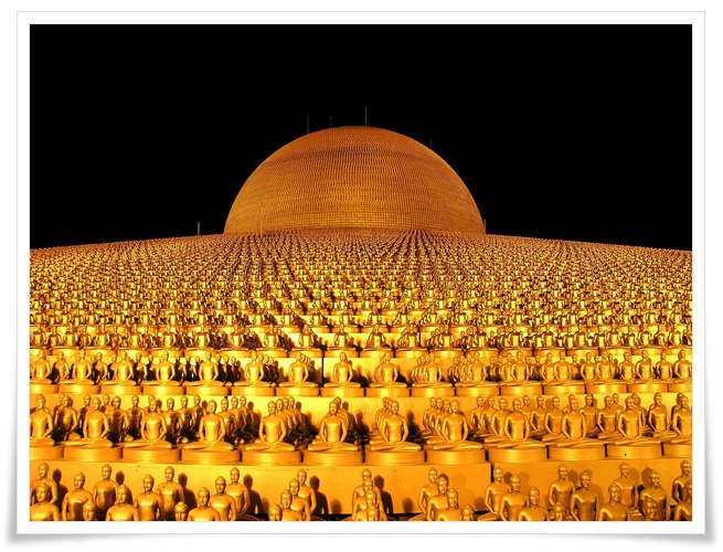 중앙에는 거대한 황금 돔이 환상적인 광경을 연출하고 있고, 돔 앞으로 헤아릴수 없을 정도로 많은 숫자의 작은 불상들이 명상에 잠긴듯한 모습으로 빼곡히 있는것이 장관이다