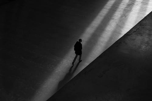 그림자 속을 걷는 인물&amp;#44; MBTI 궁합에서 고립형 성향의 ISTP 또는 INTP 연상