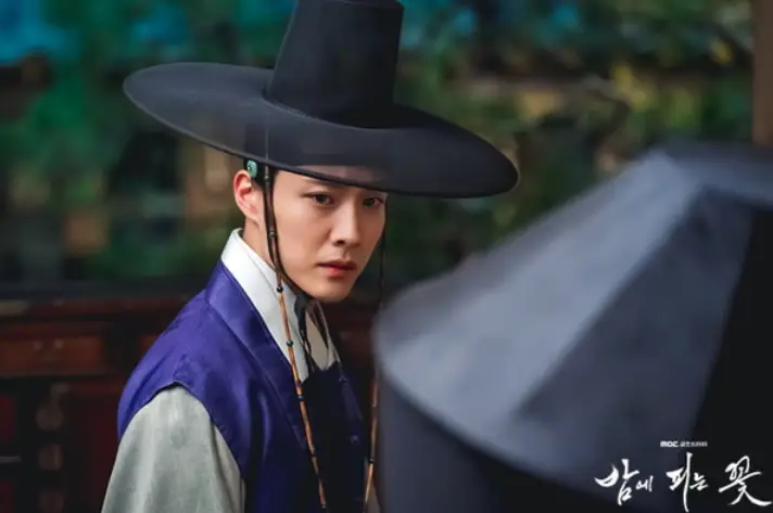 밤에 피는 꽃- 보라색 조끼 옥색 한복을 입고 갓을 쓰고있는 박수호