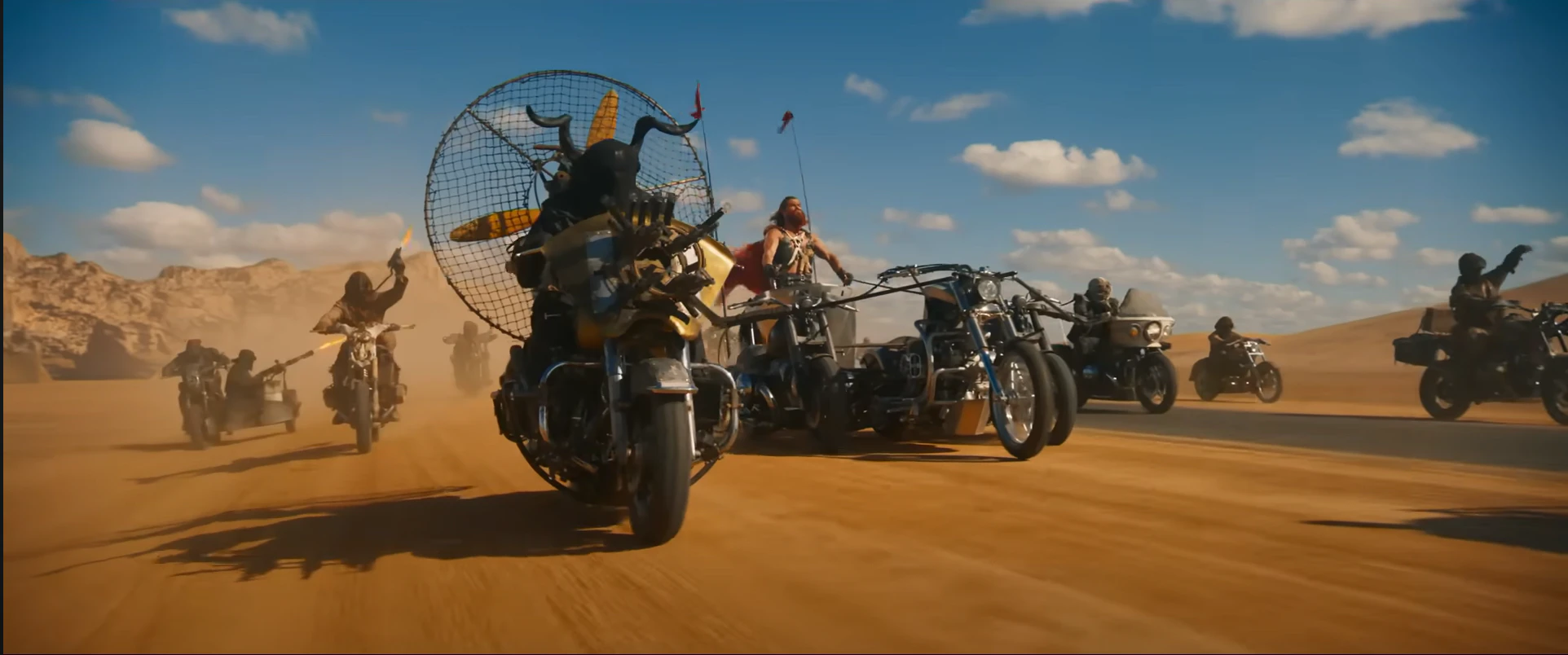 퓨리오사 영화에서 디멘투스 오토바이 질주장면