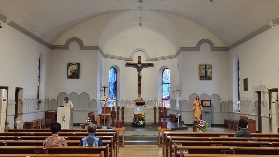 죽림동 주교좌성당 성전 안 제대, 제단, 십자고상, 스테인드글라스 사진입니다.