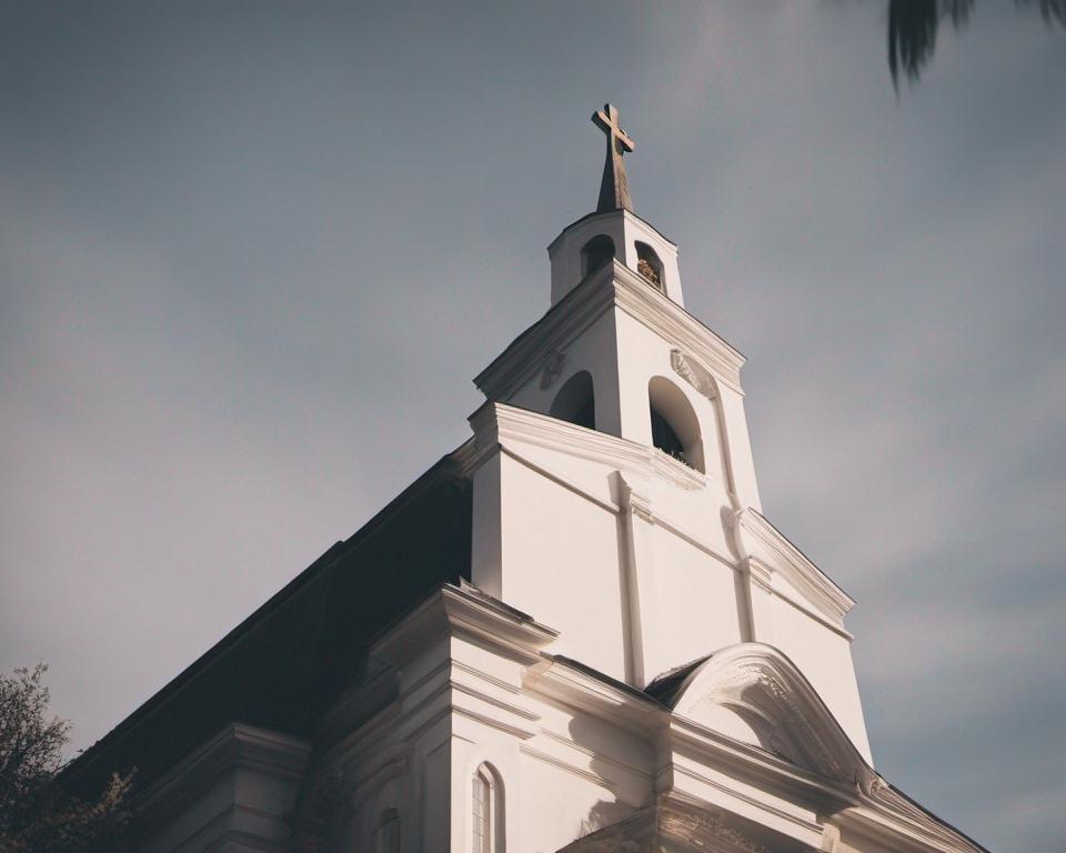 꼭대기에 십자가가 있는 교회 건물 그림
