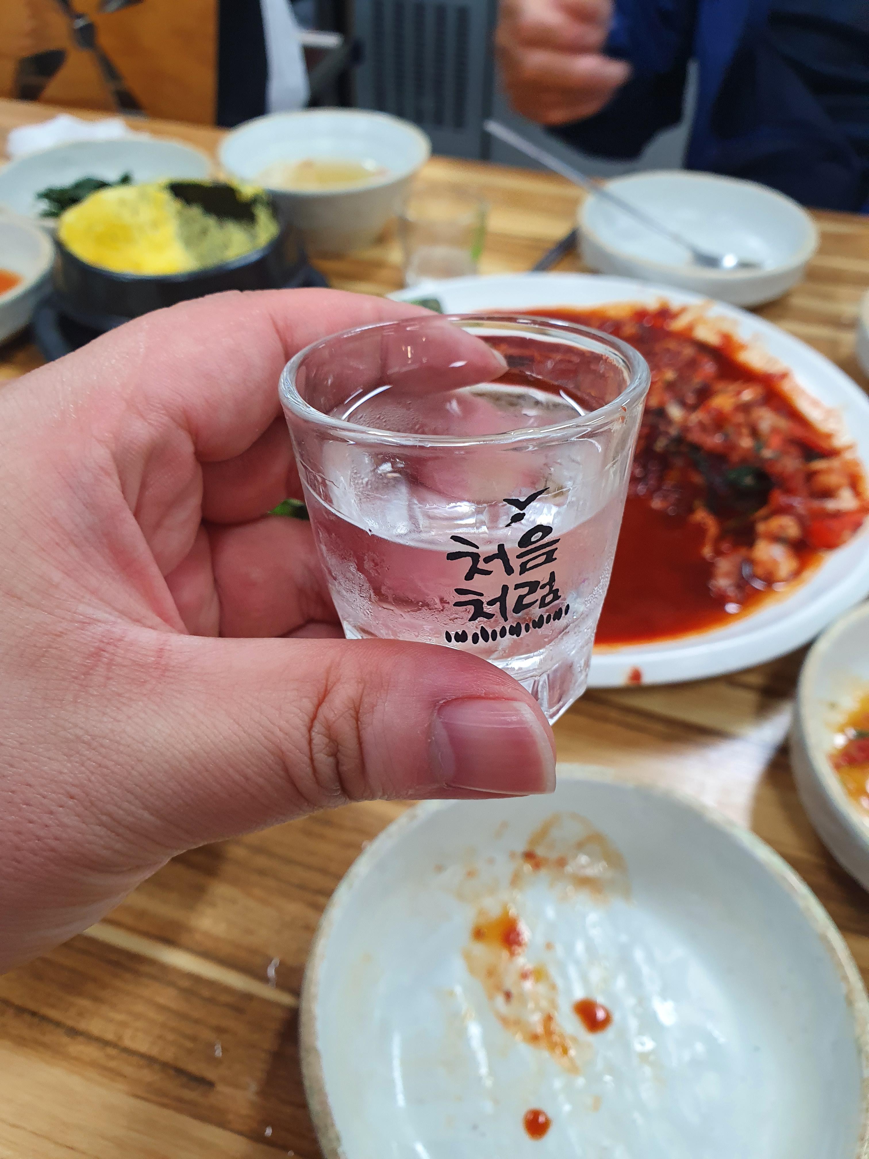 이슬이지만, 처음처럼 잔에 따라서 한잔~