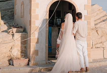 남녀가-교회에서-결혼식을-하고-있다