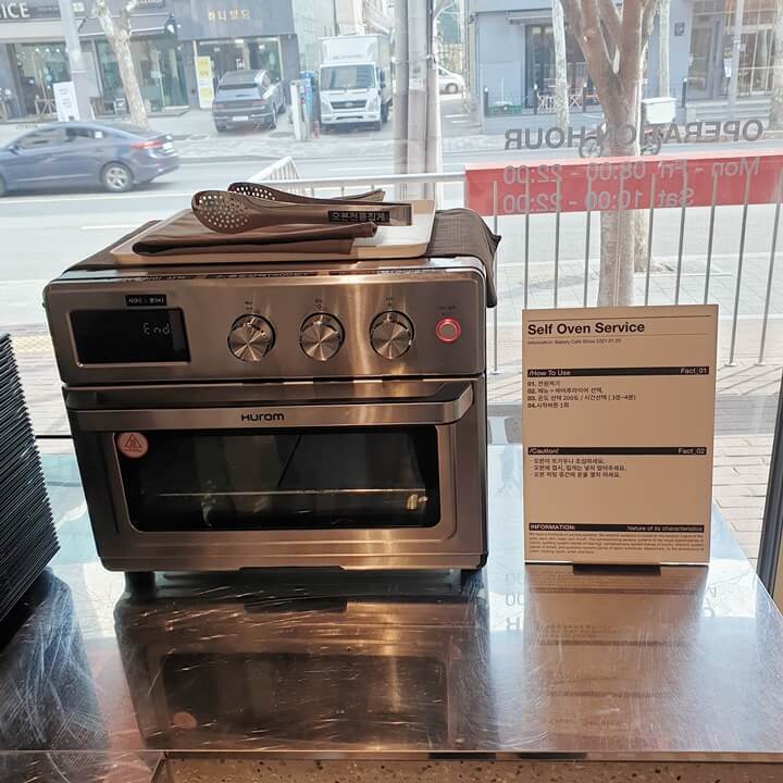 인포메이션카페-입구를-들어오면-오른쪽엔-셀프오븐서비스-라고-원하는-빵을-자기가-직접-미니오븐에-구워먹는-서비스가-제공되고-있다
