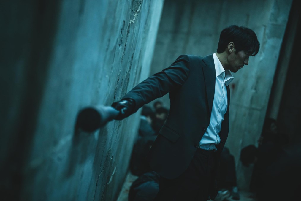 넷플릭스 드라마 광장에서 복수를 결심한 남기준 역의 소지섭이 어둠 속에 서 있는 장면