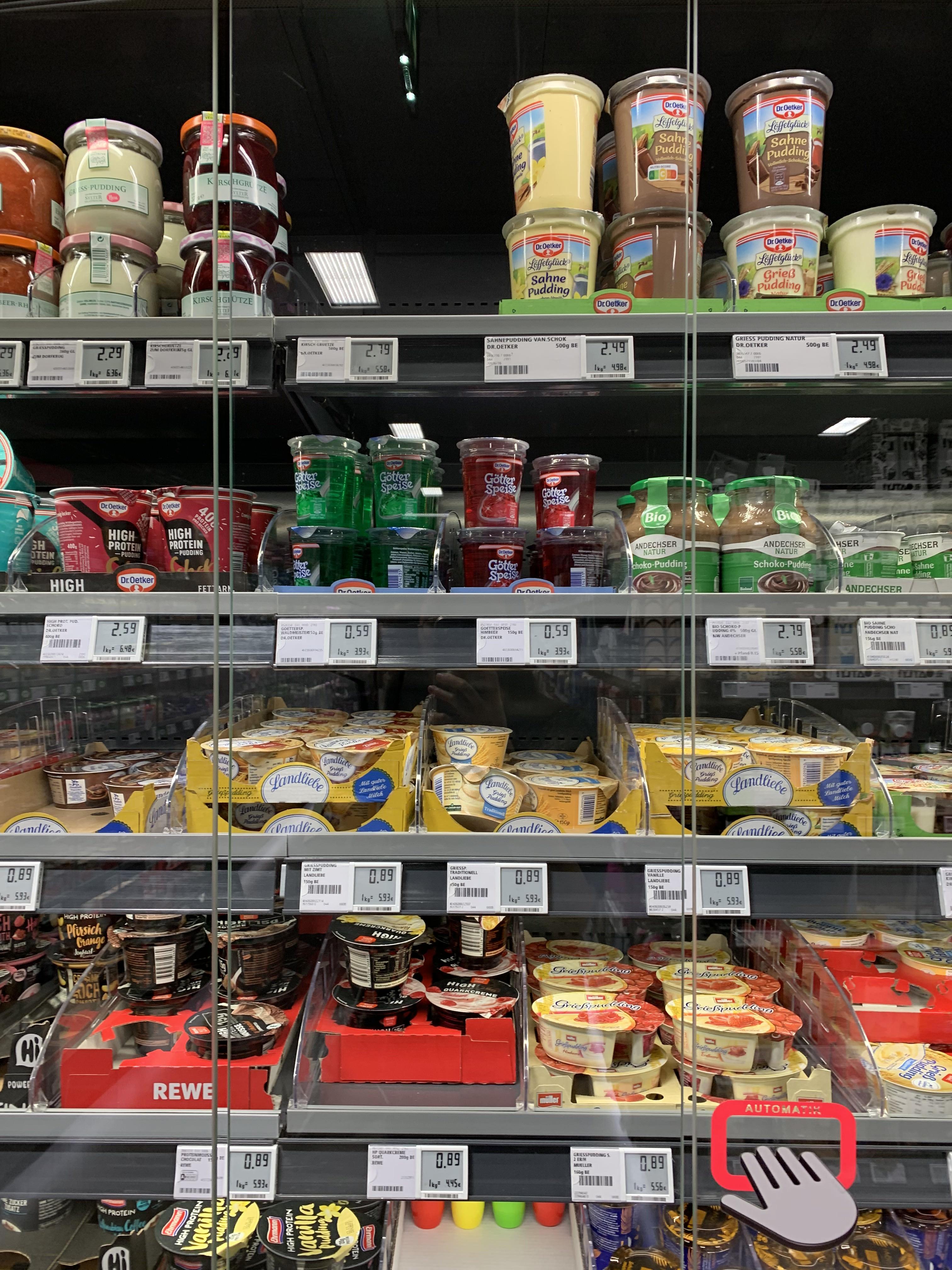 REWE 레베 마켓의 신기한 냉장고 진열대의 유리문