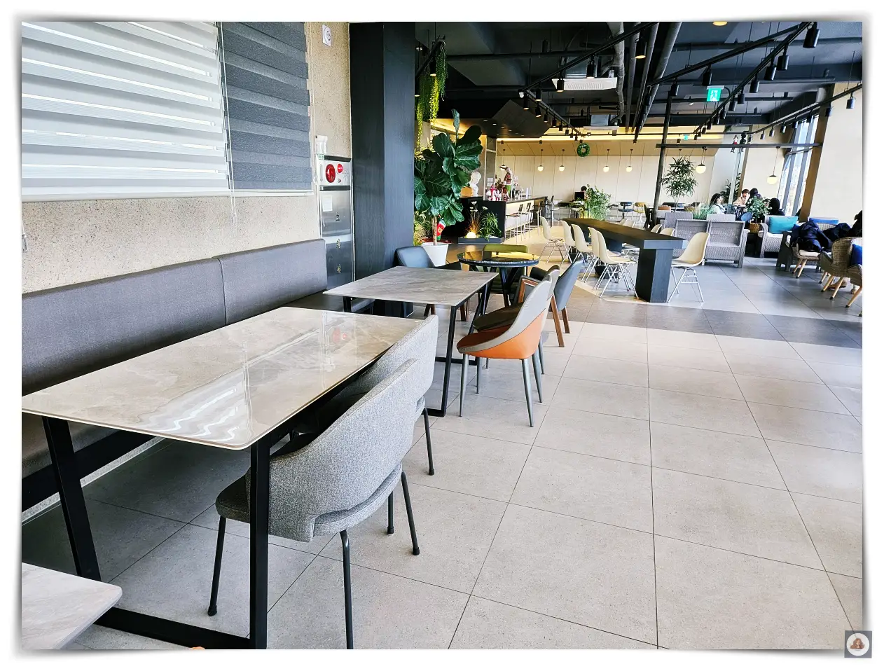 고스고스-카페-3층-내부