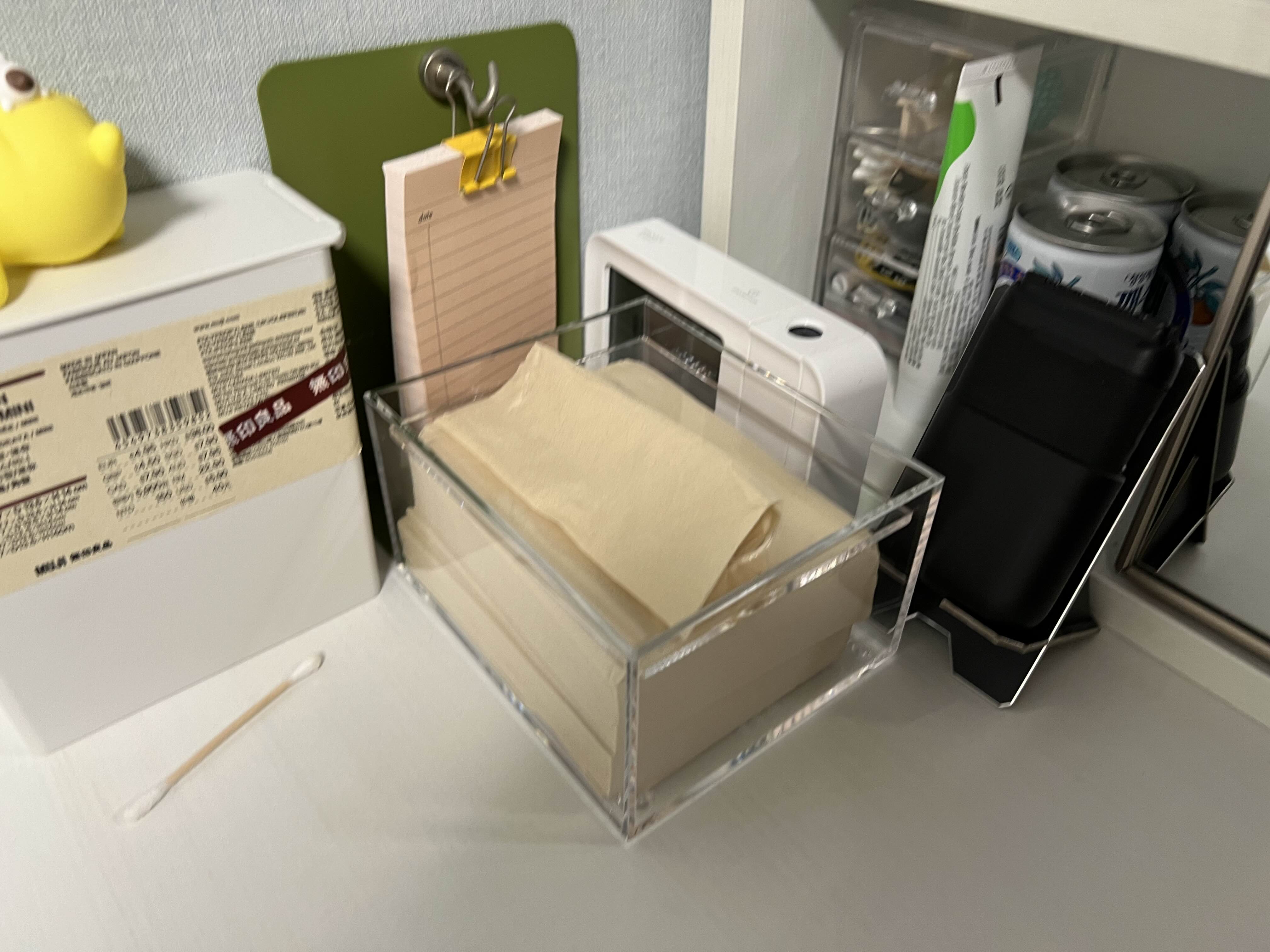 무인양품 아크릴 티슈 케이스를 통에 잘 넣고 화장대 위에 올려 둔 모습