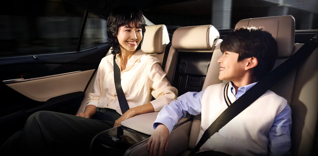 2025 토요타 캠리 하이브리드 차량 및 정보 이미지