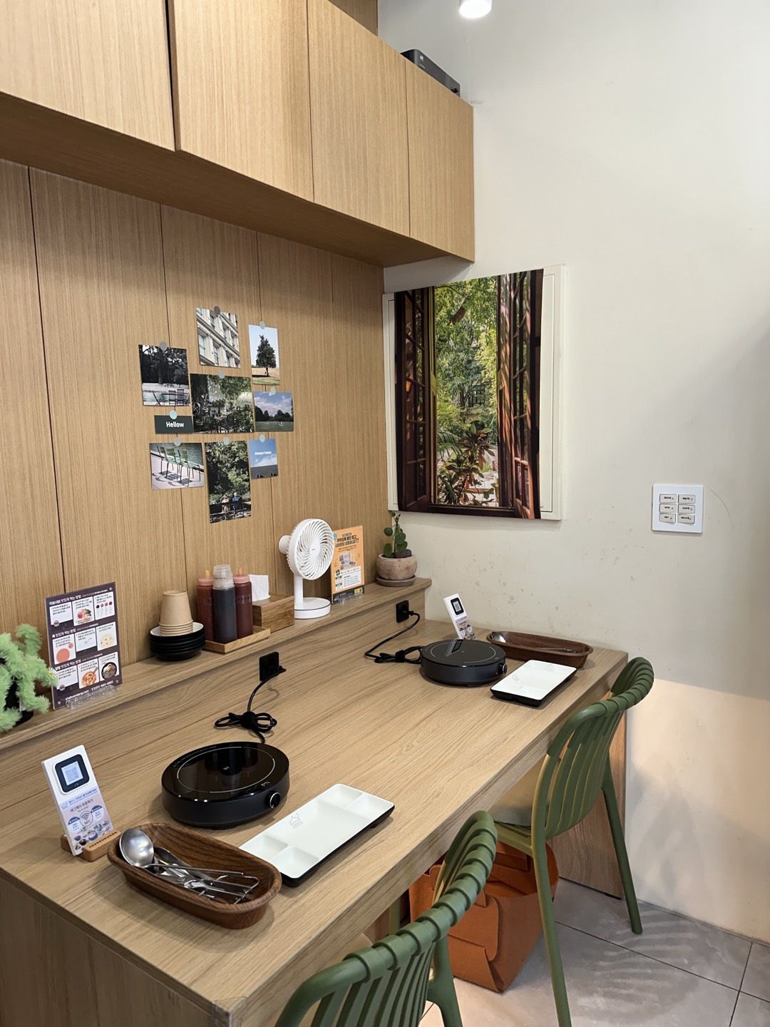 샤브온당의 좌석과 QR코드 주문 시스템 보여주는 이미지