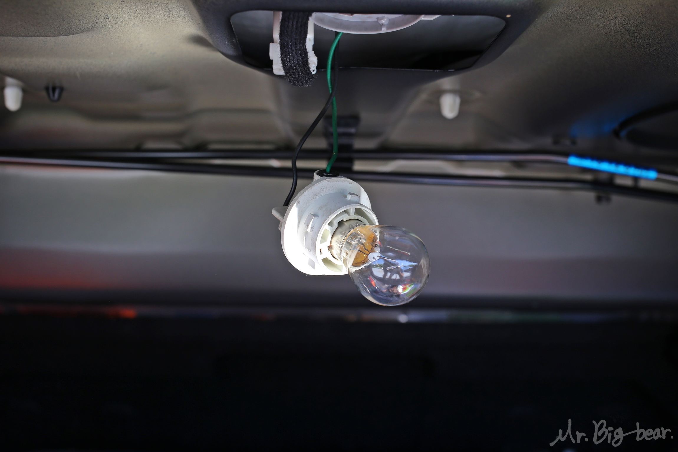 보조제동등 벌브 새 제품으로 장착한 모습