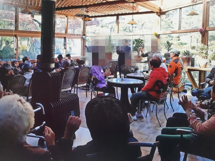 노인-모임-카페