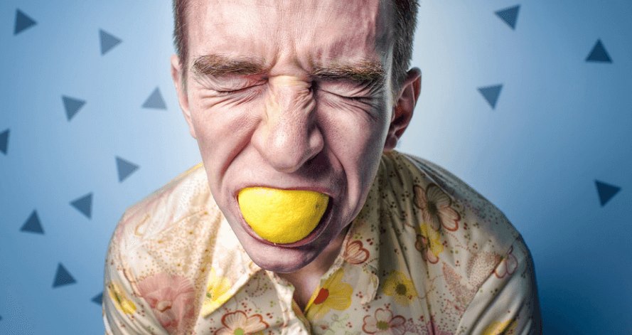 혓바늘이 돋는 이유 중에 스트레스를 받고 있는 남자