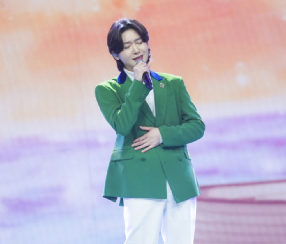 김용빈이 무대에서 노래를 부르고 있는 사진