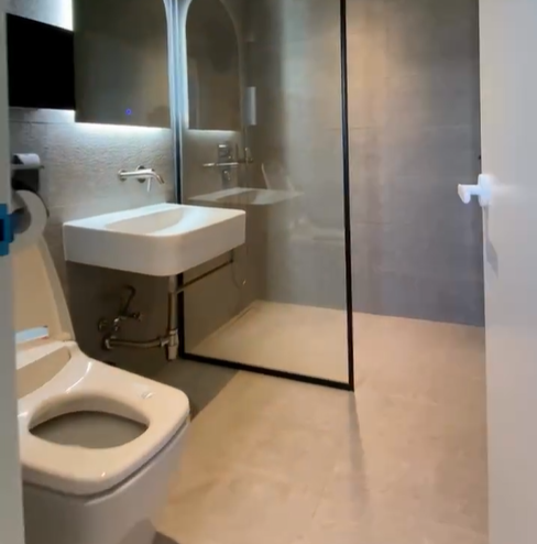 1층 화장실, 병기와 샤워장이 구분이 되어 있다