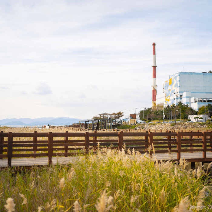 공장 굴뚝과 부산 산책로