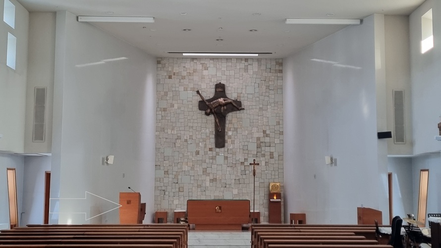 경주 충효성당 성전 안 감실, 제대, 제단, 십자고상 사진