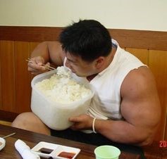 씨름-선수인가-밥통을-들고-밥을-먹는-어마어마한-사람