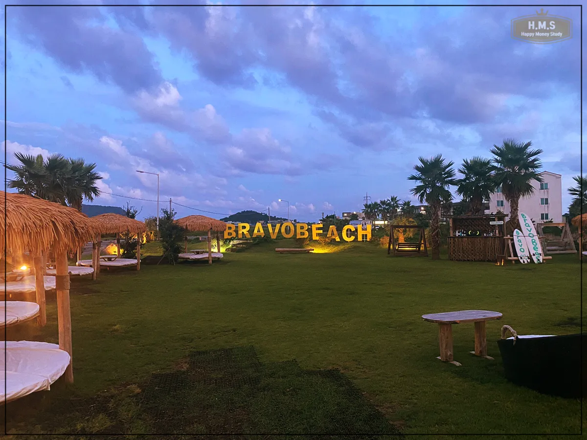 제주도-카페-브라보비치-저녁-야외-모습