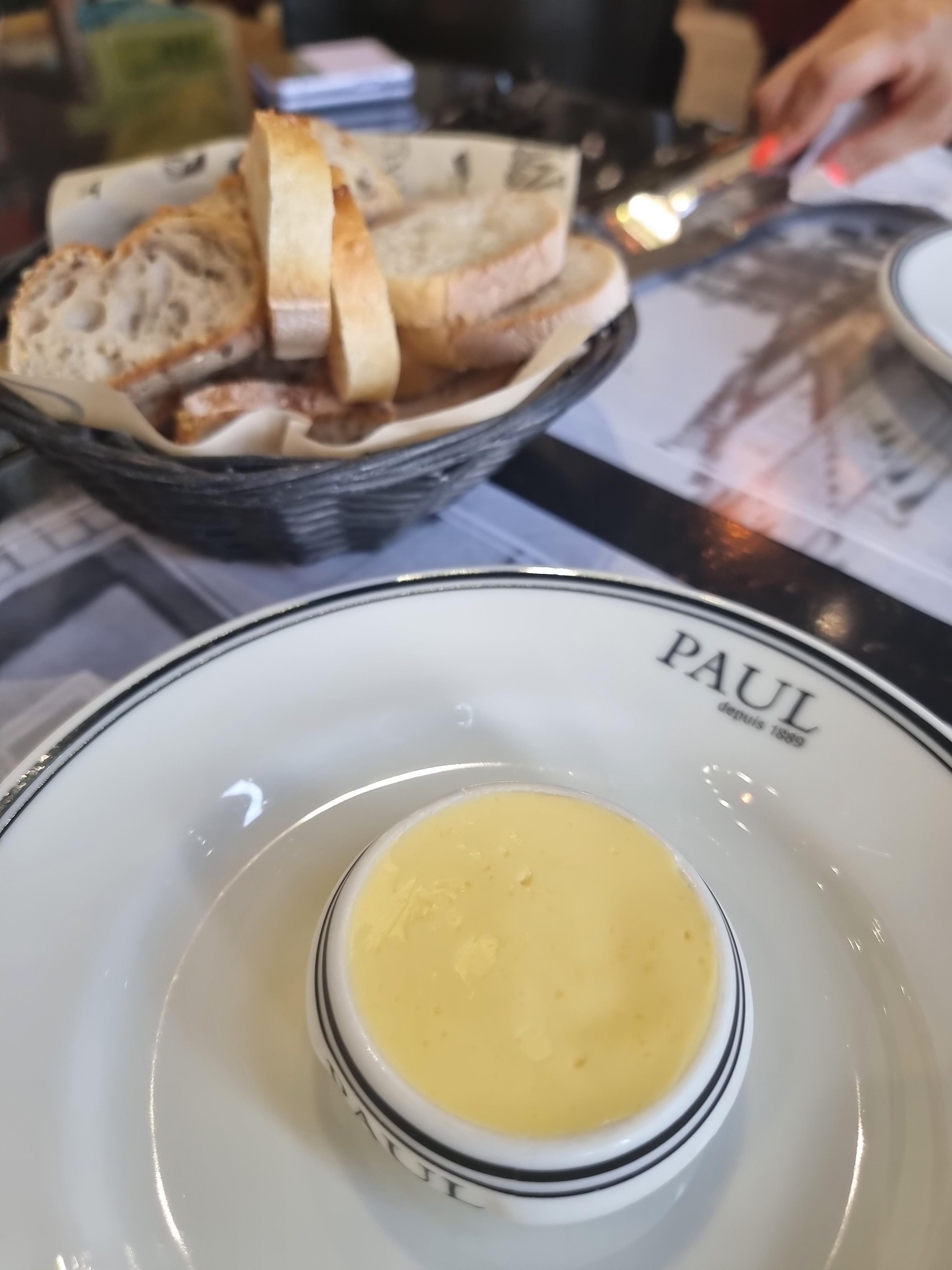  식전 빵과 버터 그리고 차 