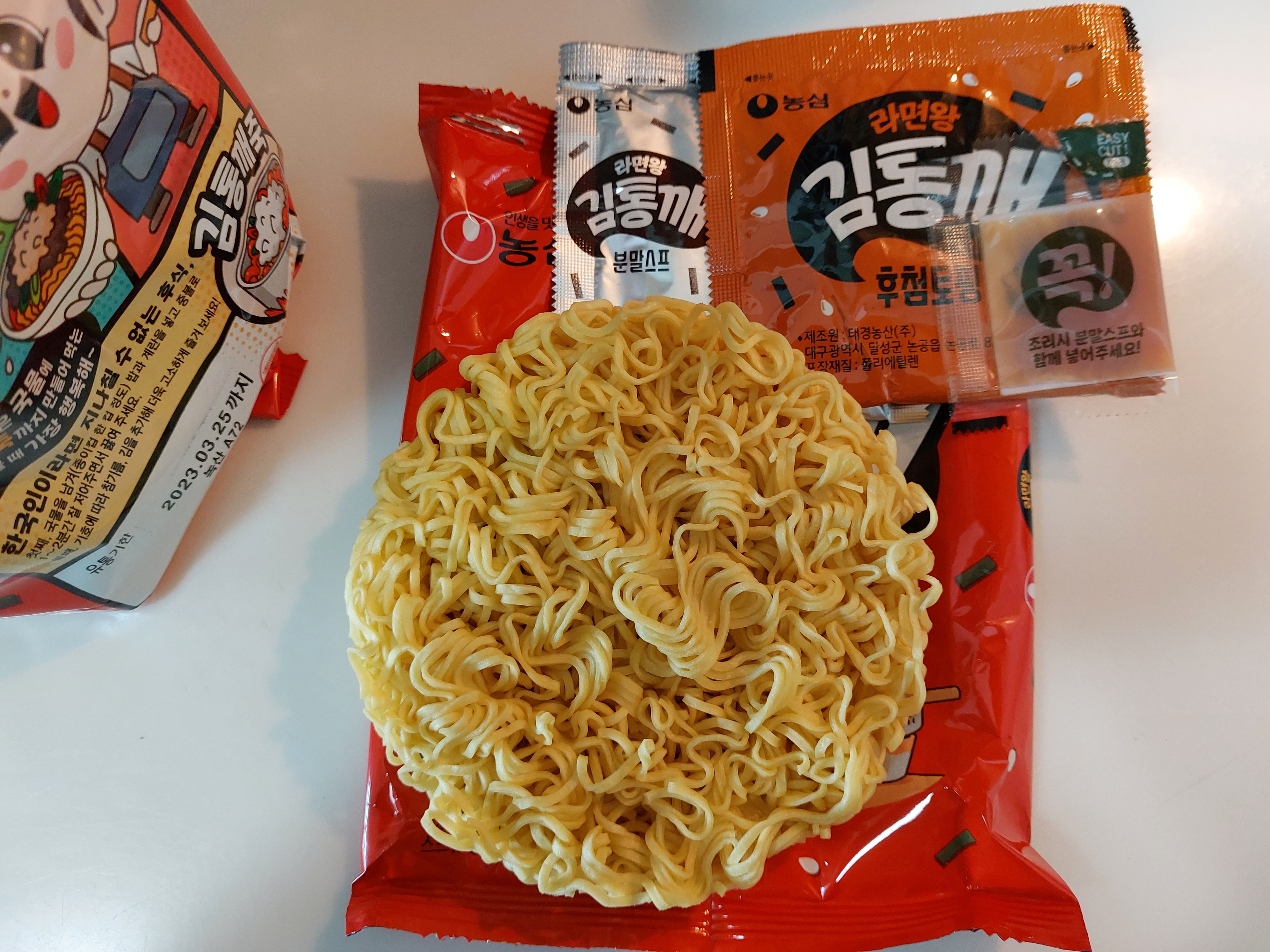 김통깨라면의-건면-분말스프-후첨토핑-고추기름