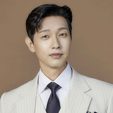 정장입은 이영국의 모습