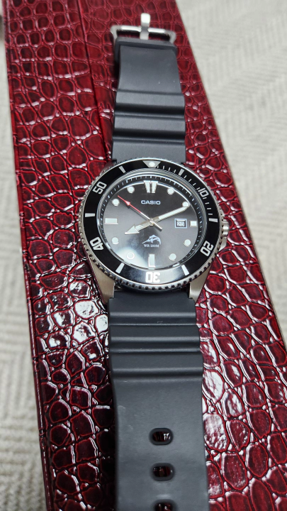 언제 어디서나 어느 복장에도 잘 어울리는 카시오 흑새치