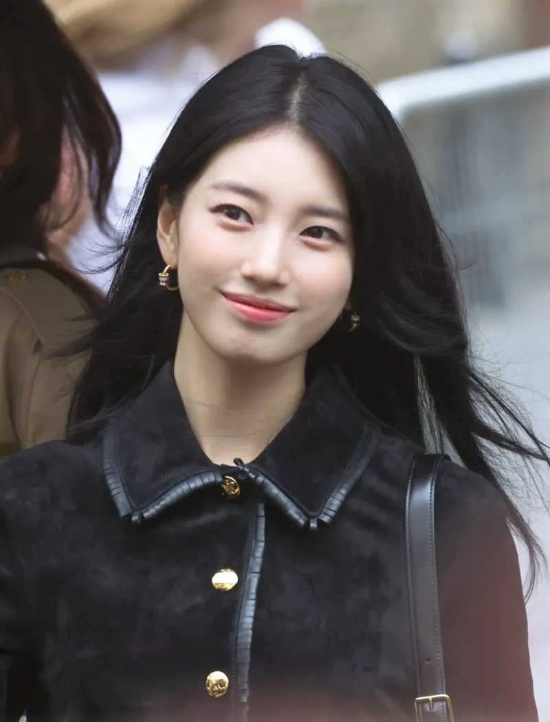 수지셀린느, 수지공항패션, 수지귀국패션, 수지패션, 수지트리옹프백, 셀린느트리옹프, 셀린느가방추천, 셀린느공항룩, 셀린느코디, 셀린느앰버서더, 뷔셀린느, 박보검셀린느, 셀린느25ss, 파리패션위크2025, 수지패션분석, 수지셀린느룩, 수지착장정보, 셀럽공항패션, 셀럽명품가방, 여자공항패션, 명품패션, 명품가방추천, 프렌치시크룩, 꾸안꾸공항패션