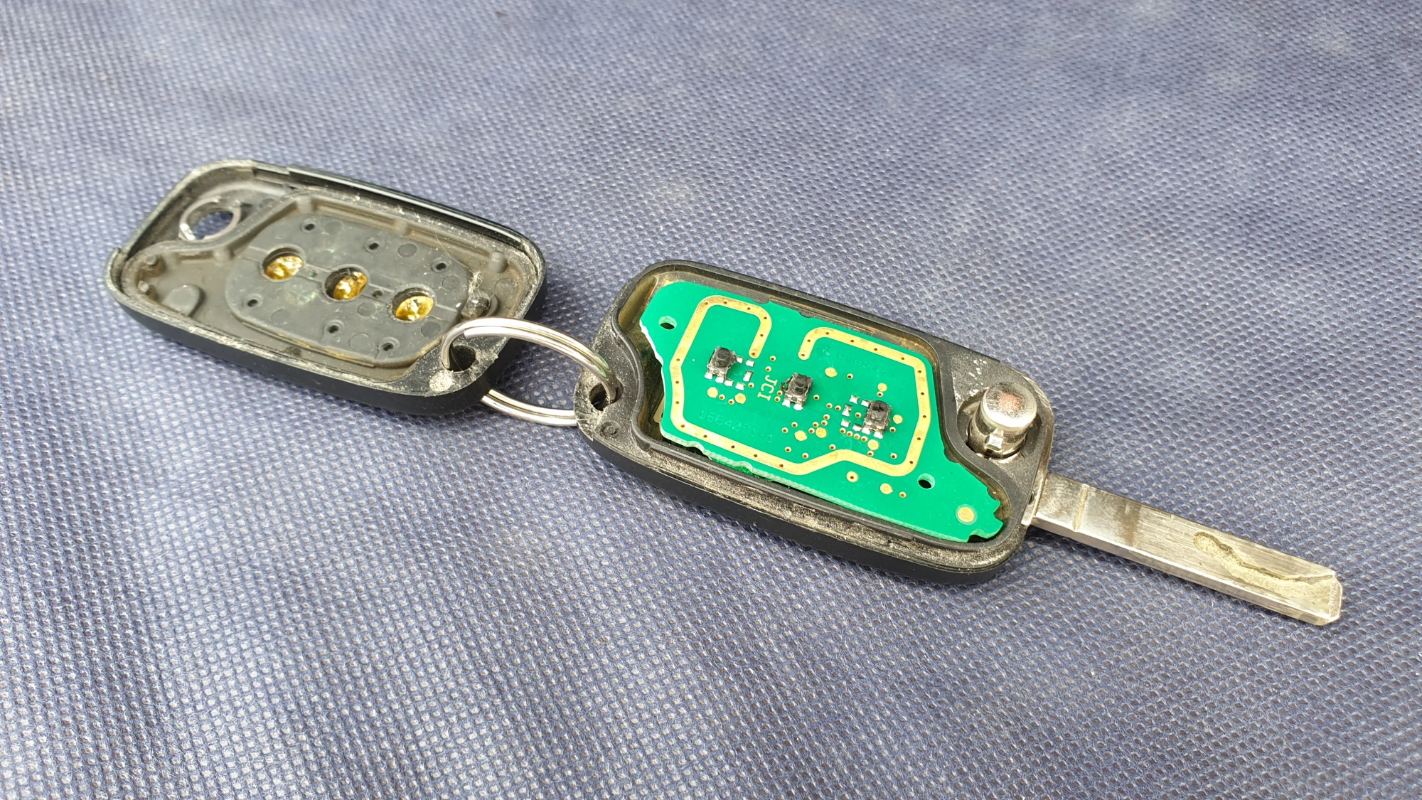 리모컨 커버 열린 모습