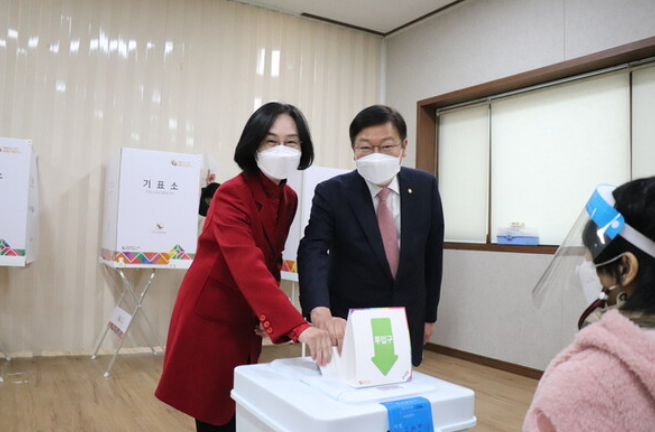정점식과 그의 배우자가 사전투표를 하는 모습