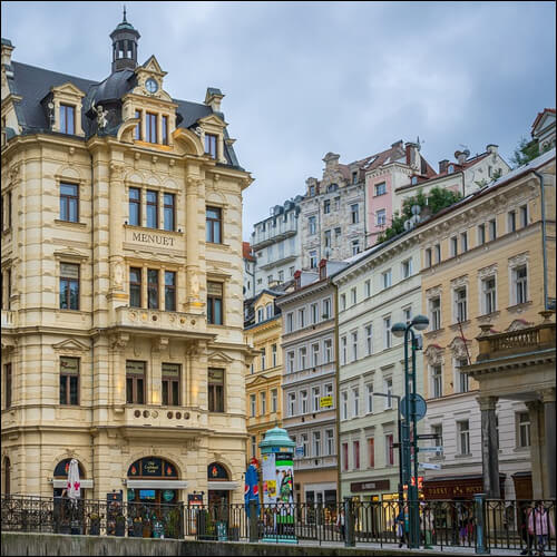 유럽의 고풍적인 건물들이 있는 거리